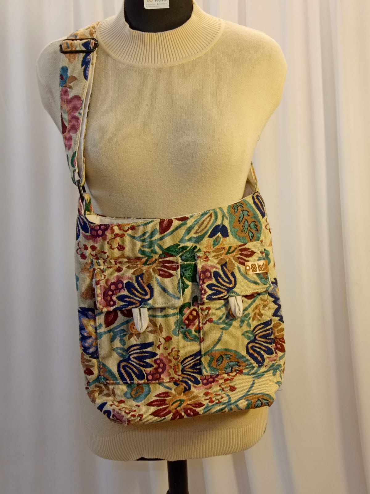 JULEY TOTE JHOLA